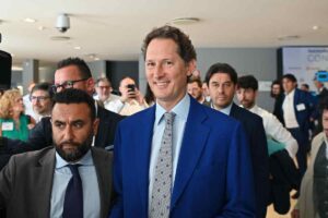 Filosa Elkann Stellantis dirigenti Italia