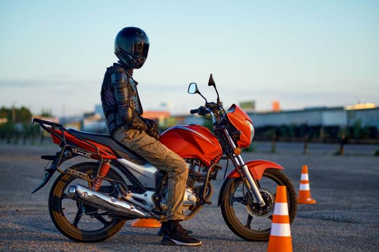 Patente moto novità età minima