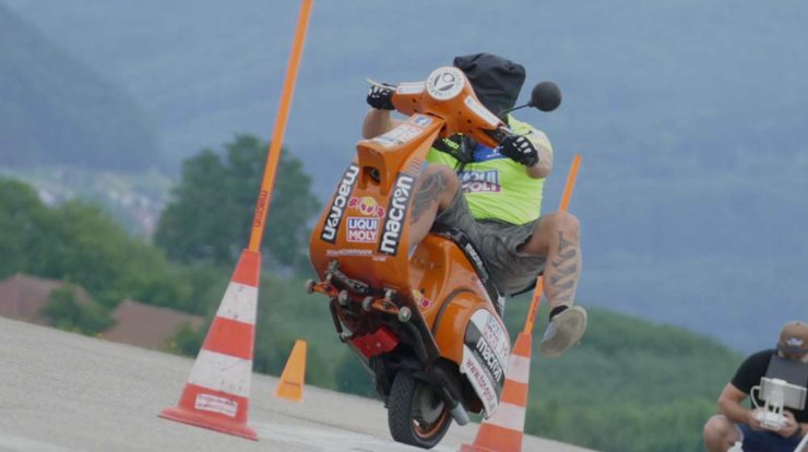 Vespa Schachermayr Stuntman occhi bendati