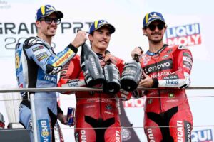 Alex Marquez e Marc Marquez sul podio con Bagnaia