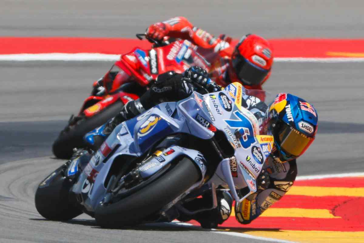 Alex Marquez davanti alla Ducati del fratello Marc