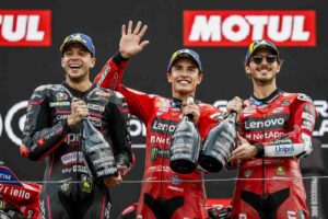 Bagnaia sul podio con Marquez e Alex