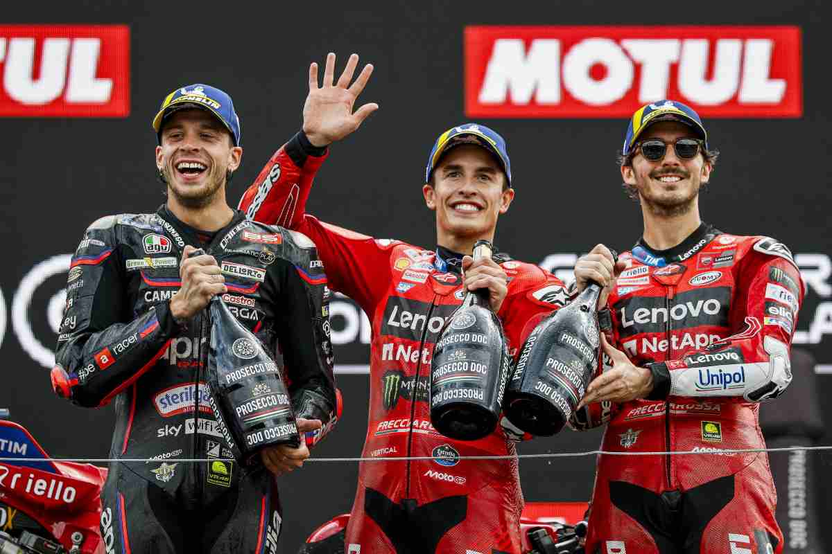 Bagnaia sul podio con Marquez e Alex