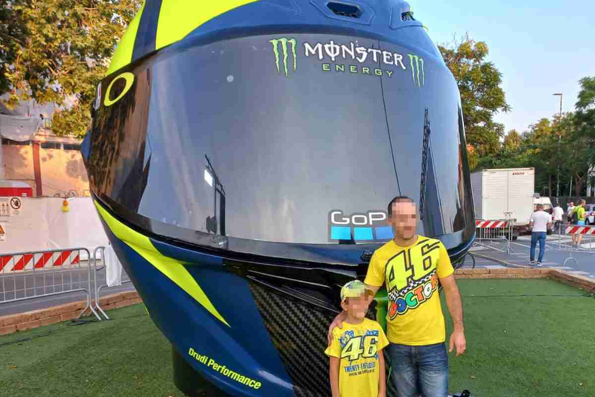 Il casco in omaggio a Rossi a Pesaro