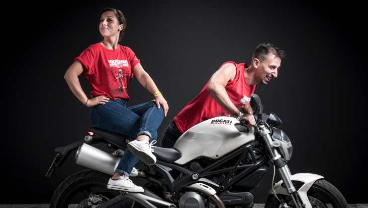 Un uomo e una donna sulla Ducati Monster 696