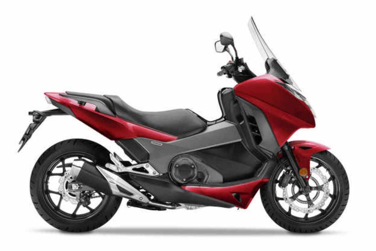 Un modello rosso di Honda Integra 750