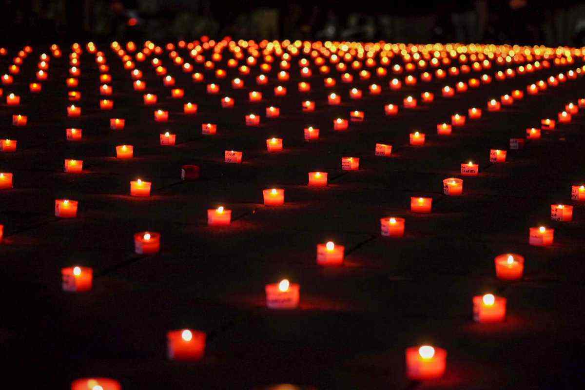 Una serie di candele in segno di lutto