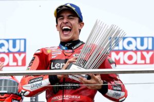 Marc Marquez sorridente sul podio