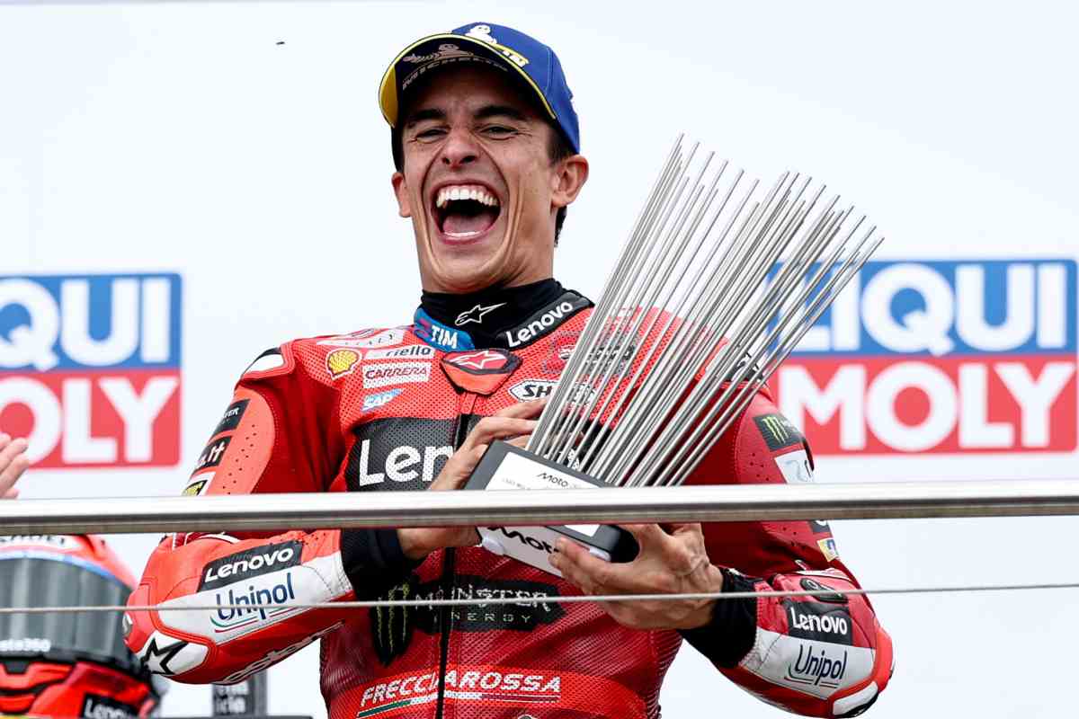Marc Marquez sorridente sul podio