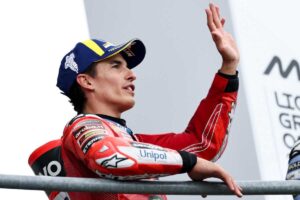 Marc Marquez esulta sul podio