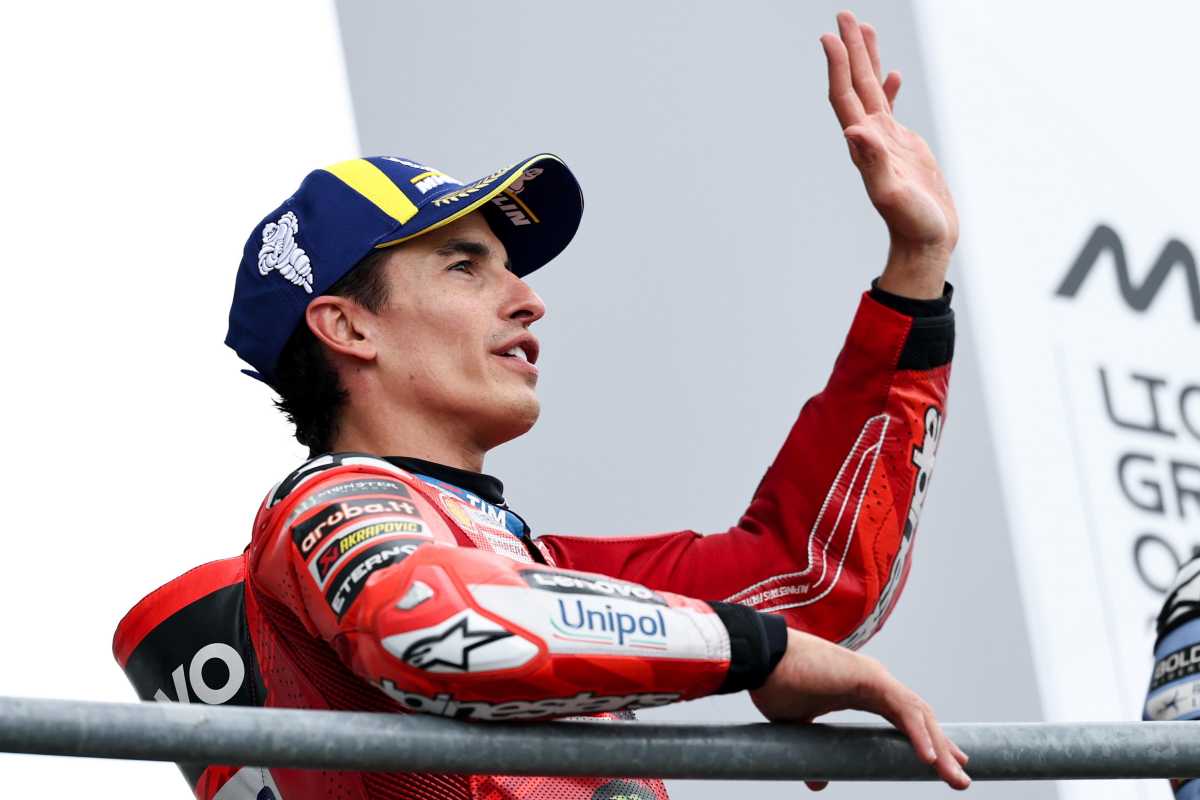 Marc Marquez esulta sul podio