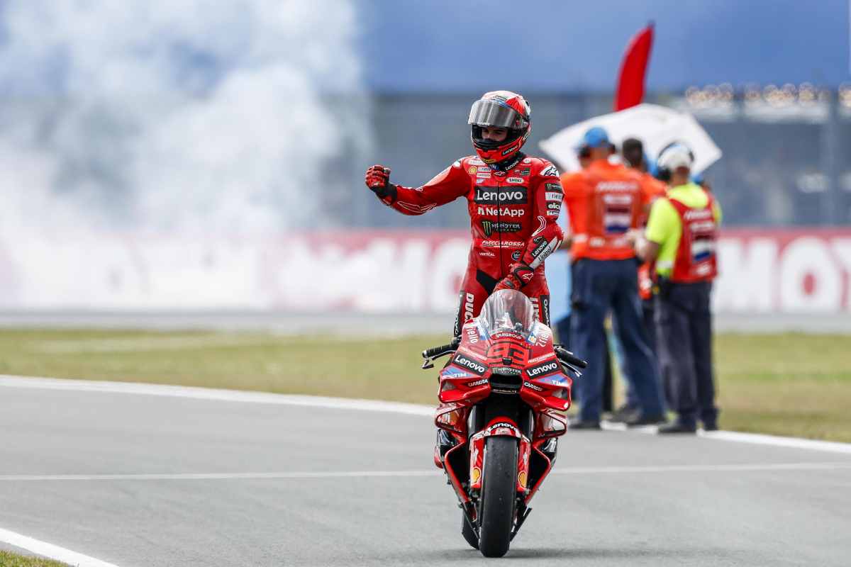 Marquez festeggia la vittoria di Assen