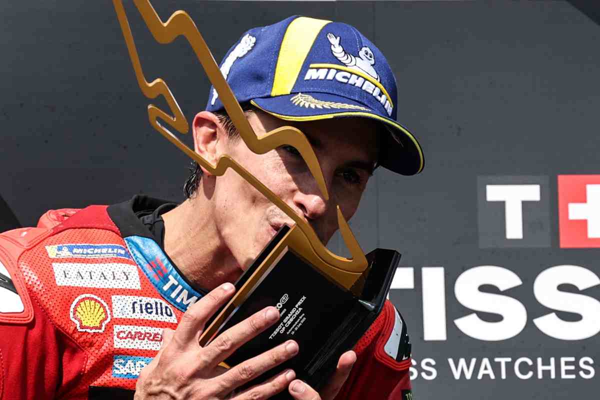 Marc Marquez bacia il trofeo sul podio