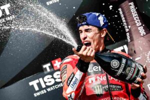 Marquez festeggia sul podio