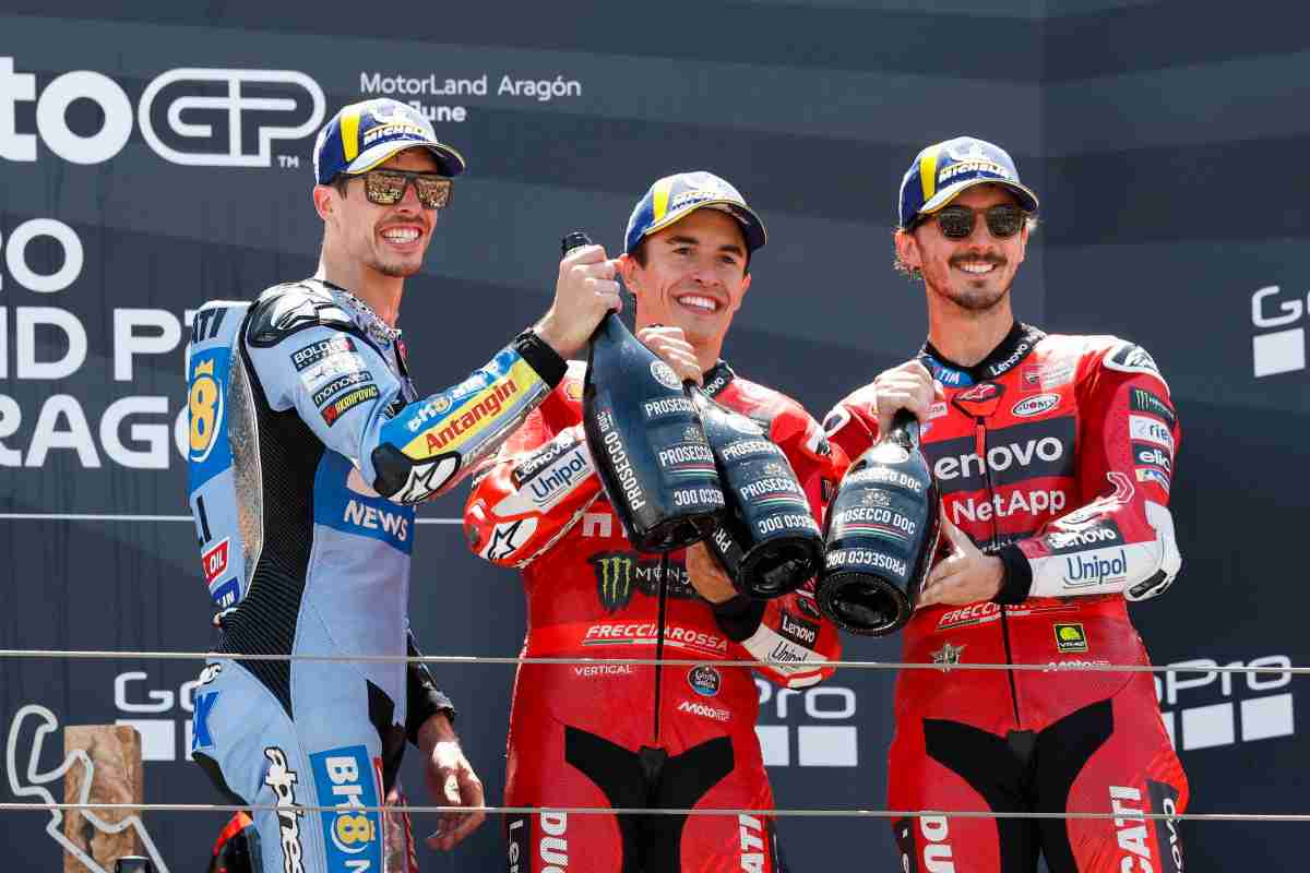 Bagnaia con i fratelli Marquez