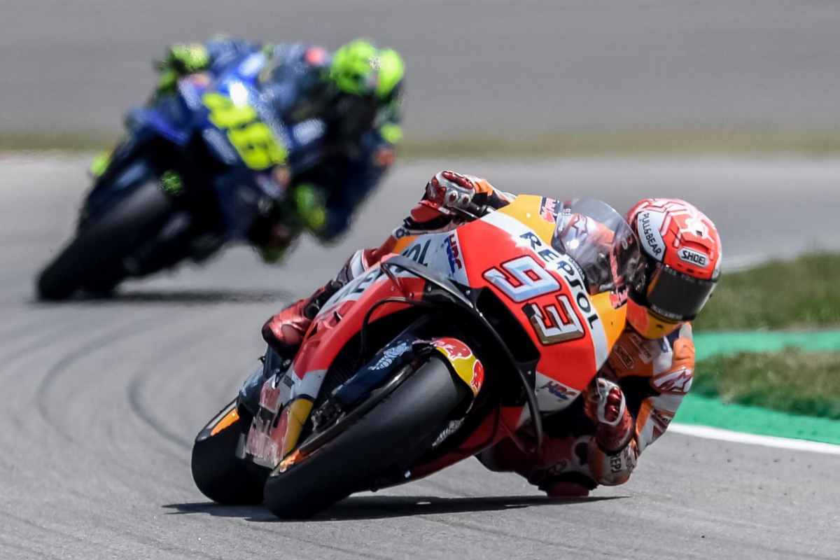 Marquez in pista davanti a Rossi