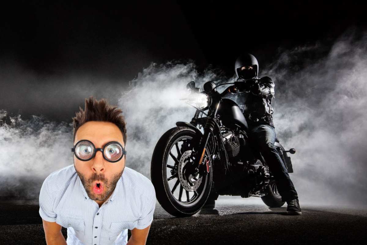 Una persona in sella ad una moto nera tra nuvole di fumo e un uomo stupito
