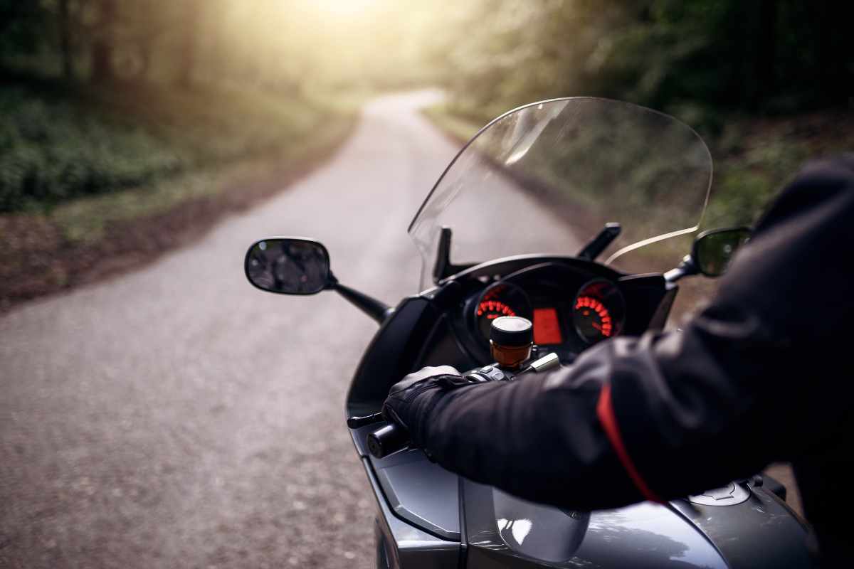 Persona alla guida di una moto