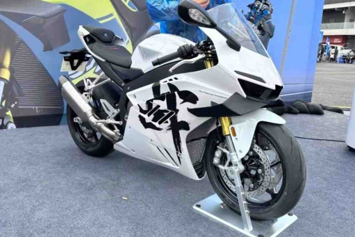 Yamaha R1 messa all'angolo