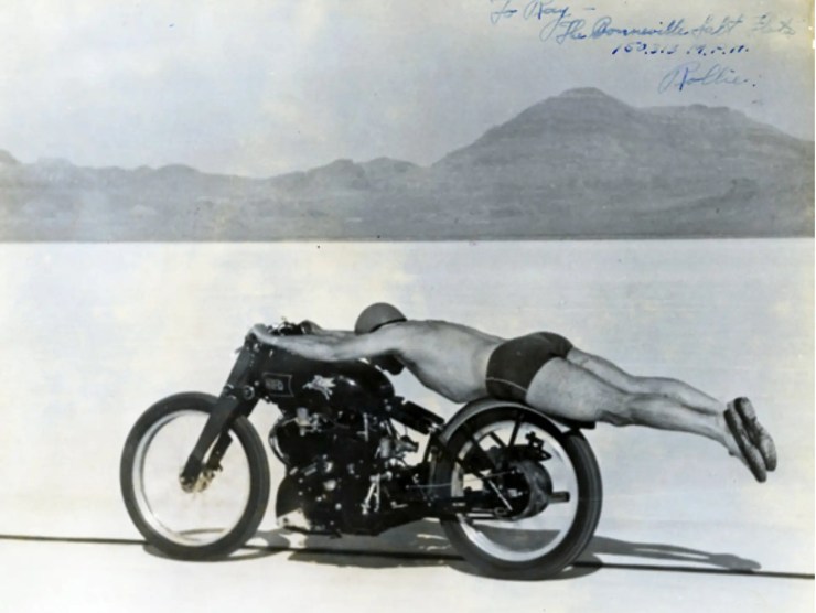 Rollie Free in mutande sulla moto