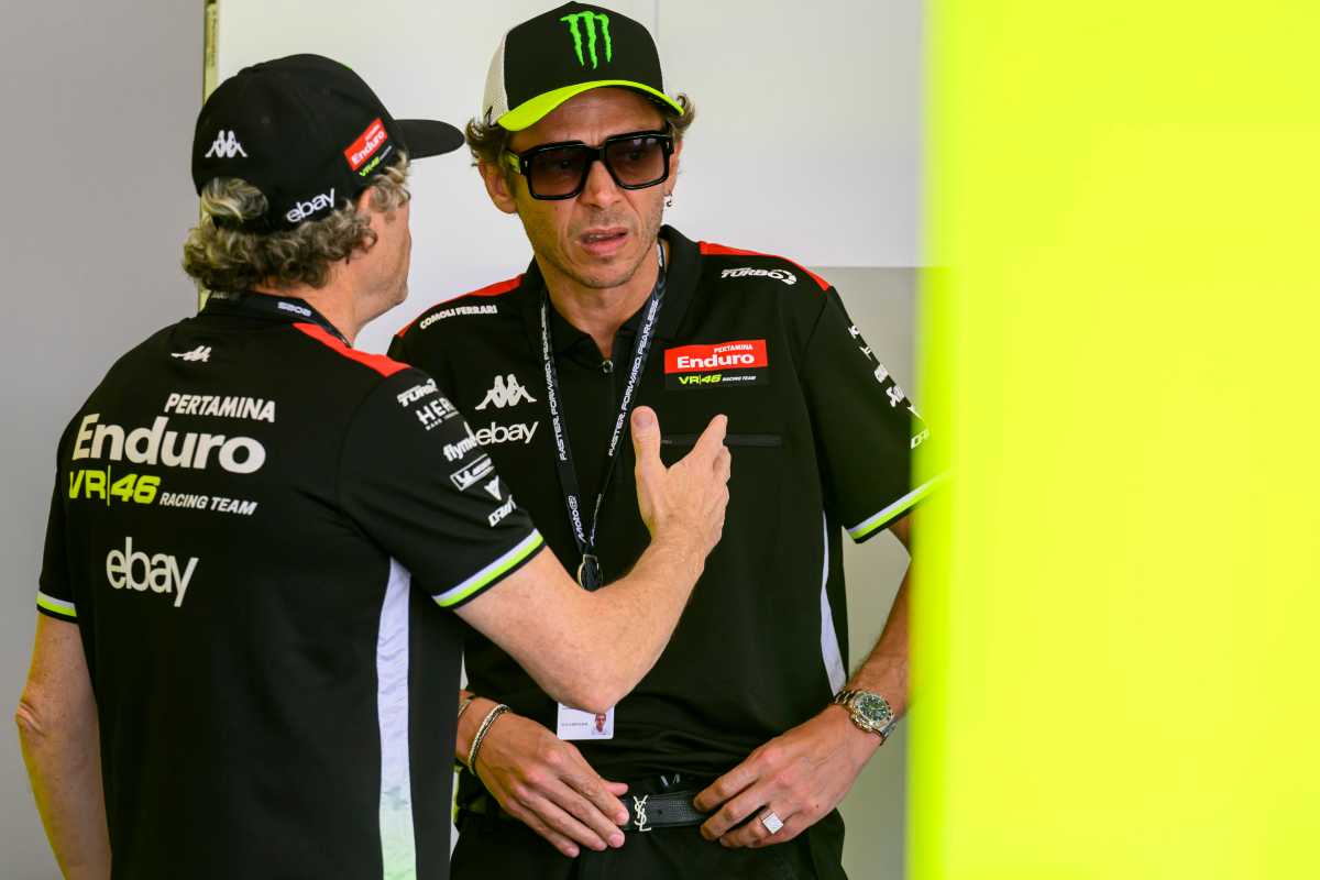 Valentino Rossi a colloquio nei box