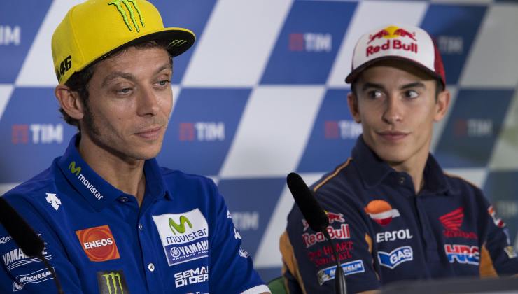 Valentino Rossi e Marc Marquez nel corso di una conferenza stampa nel 2016