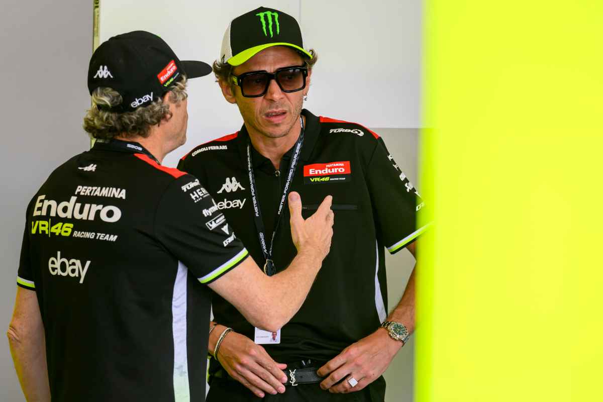 Valentino Rossi parla con un collaboratore