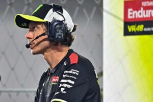 Rossi con le cuffie nel box