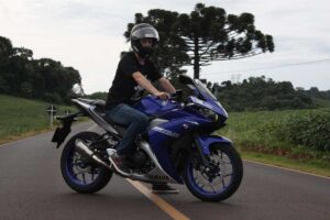 Un uomo in sella ad una Yamaha