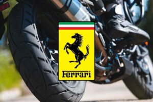 Ducati scansati, arriva la moto Ferrari: il suo motore è poderoso e umilia anche le MotoGP