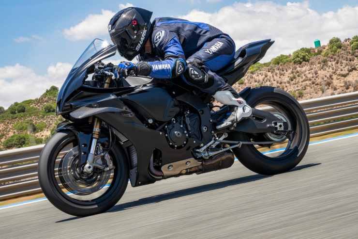 Yamaha R1 moto addio