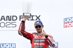 Bagnaia esulta sul podio