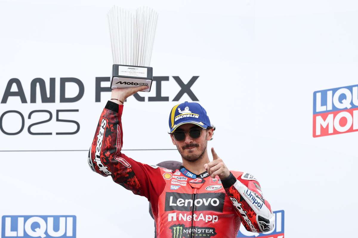 Bagnaia esulta sul podio