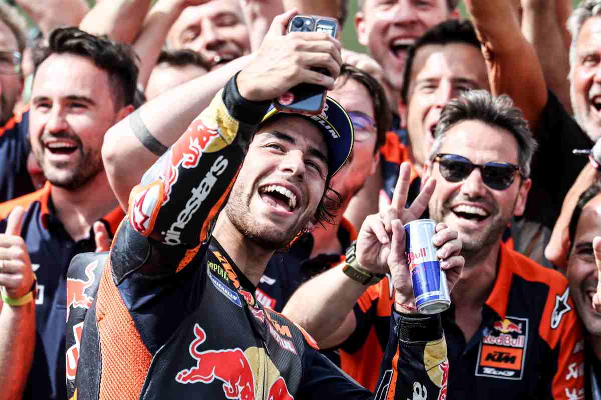 Bastianini festeggia con i suoi meccanici