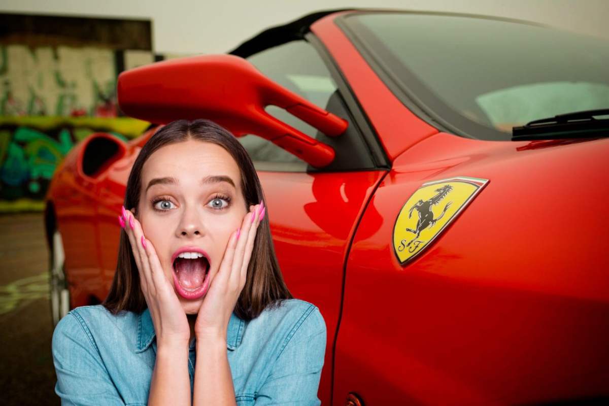 Una Ferrari e una ragazza con espressione meravigliata