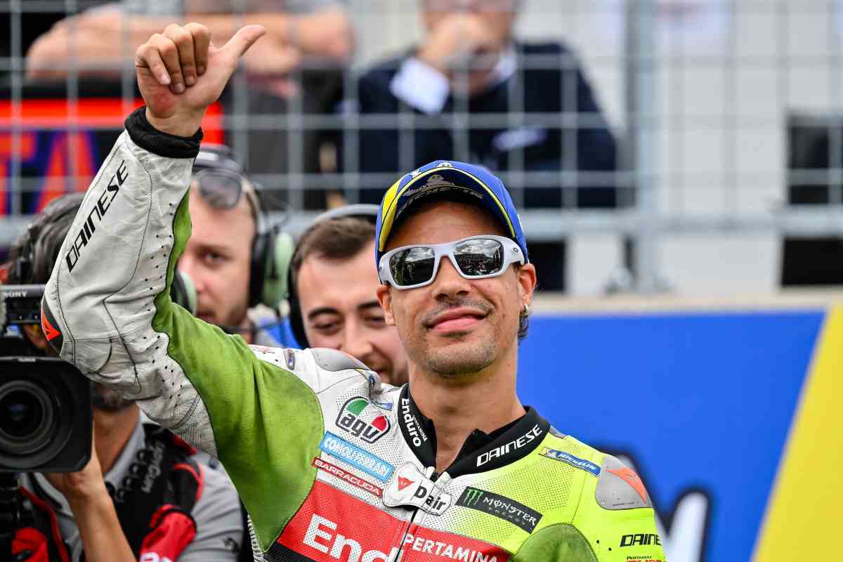 Franco Morbidelli saluta il pubblico
