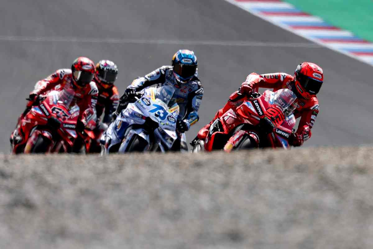 Le MotoGP in pista durante la gara