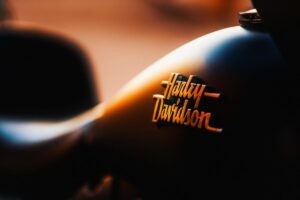 Il serbatoio di una Harley-Davidson con il marchio