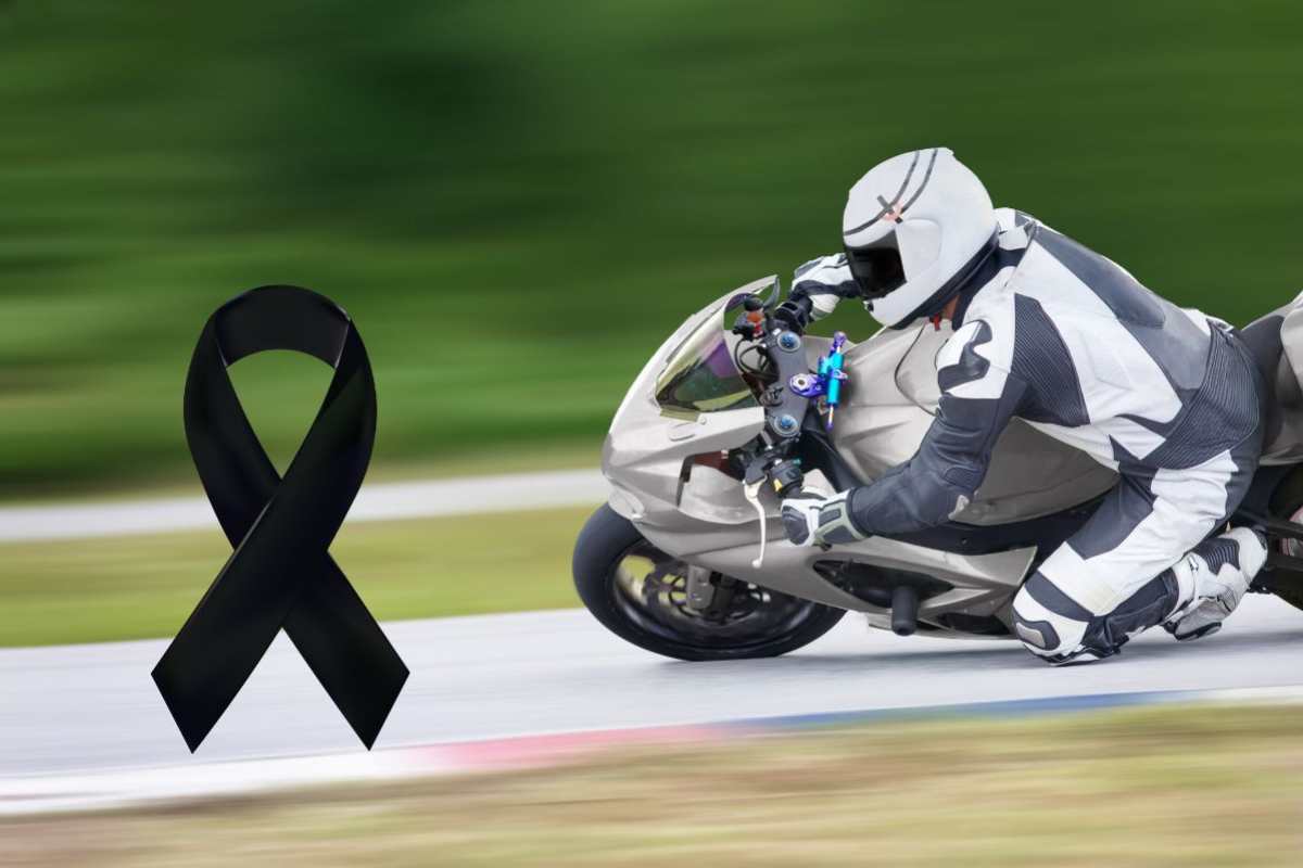 Simbolo del lutto e una moto in pista
