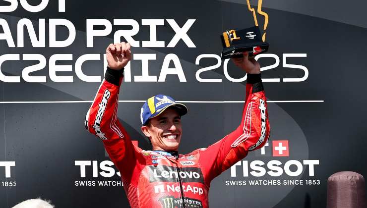 Marc Marquez festeggia sul podio