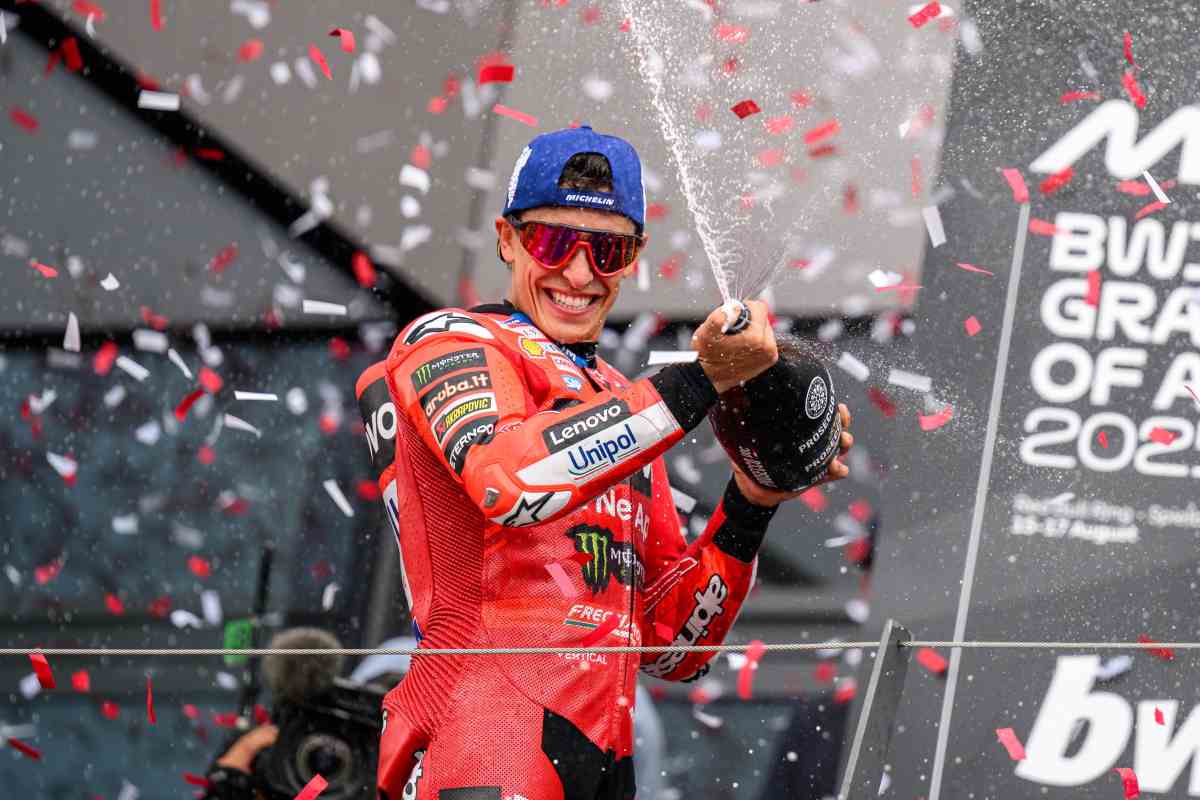 Marquez festeggia sul podio