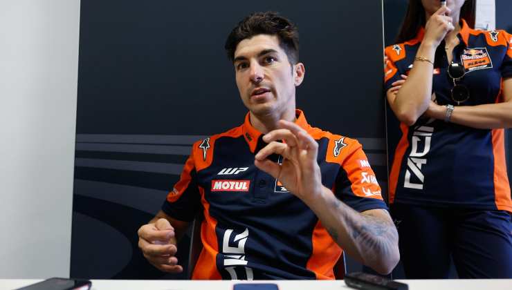 Maverick Vinales parla con i media