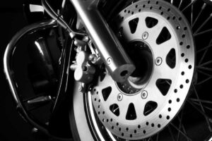 Il dettaglio della ruota di una moto