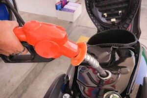 Moto qual è il modo corretto di fare benzina?