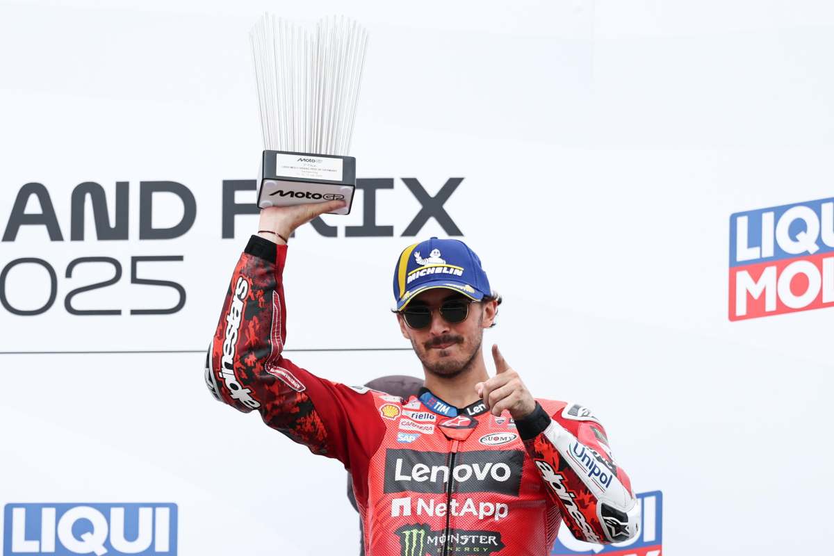 Pecco Bagnaia alza il trofeo sul podio