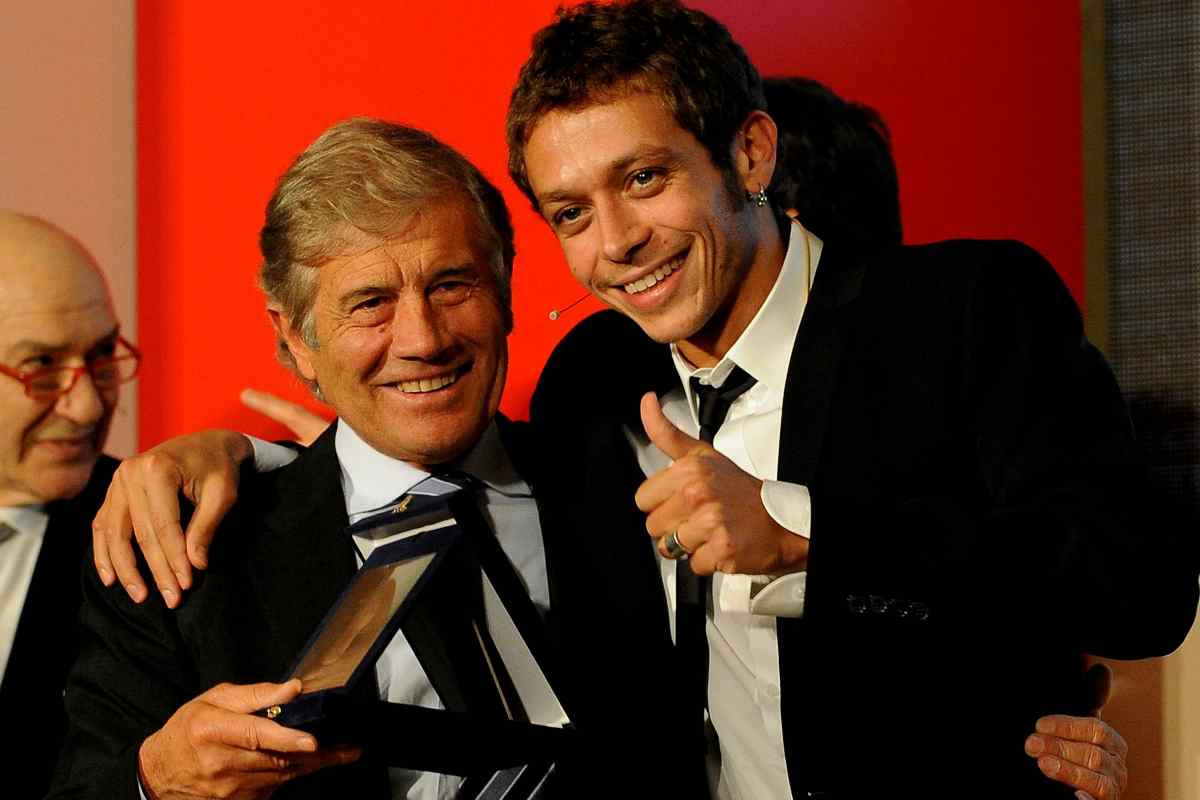 Giacomo Agostini sorride con Valentino Rossi