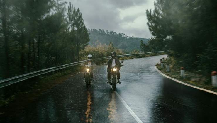 Due persone in moto mentre piove