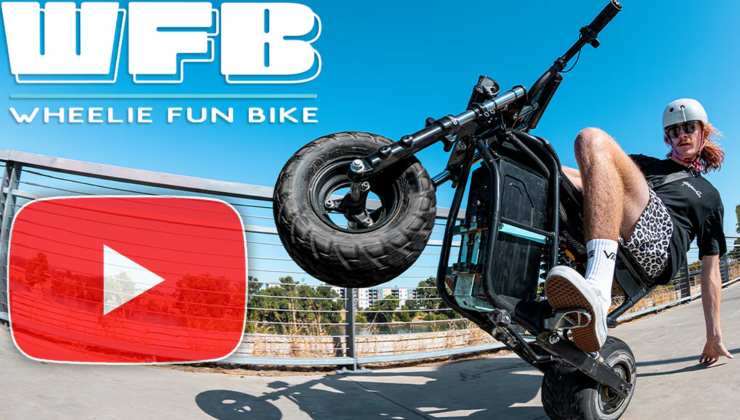 Un ragazzo impenna su una Wheelie Fun Bike