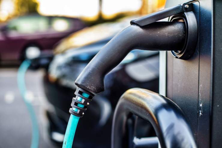 Auto elettrica colonnina ricarica inquina