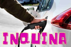Auto elettrica colonnina ricarica inquina